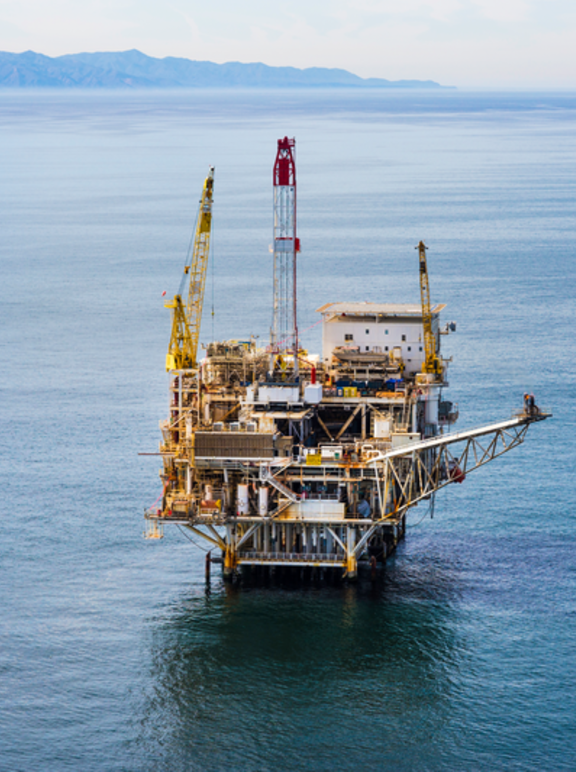 offshore oil drilling platform aerial view-DirCom-Thinkstocks_credits